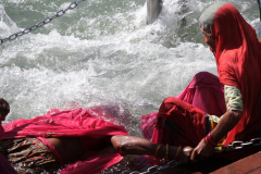q2_23_heiliges-Bad-im-Ganges